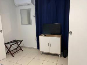 einen TV auf einem Schrank in einem Zimmer in der Unterkunft Romantic place savaneta near several beaches in Savaneta