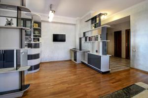 uma ampla sala de estar com pisos e prateleiras em madeira em 2 Bedroom Apartment on Vardananc street em Yerevan