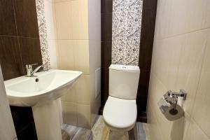 uma casa de banho com um WC branco e um lavatório. em 2 Bedroom Apartment on Vardananc street em Yerevan