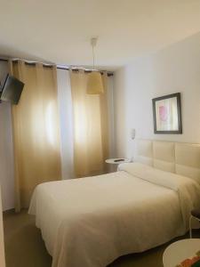 Postel nebo postele na pokoji v ubytování Hostal Tres Soles