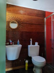 Cabaña familiar frutilar في Casma: حمام مع مرحاض ومغسلة ومرآة