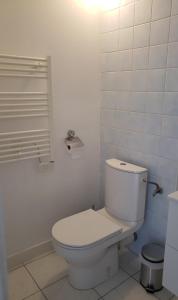 Ile de Saint-Nicolas T2 et/ou Ile de Penfret Studio في فوسنان: حمام ابيض مع مرحاض ونافذة