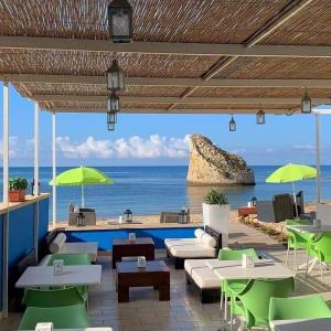 un ristorante con vista sull'oceano di Appartamento Maestrale a Torre Pali
