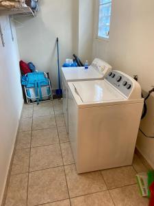 a washer and dryer in a kitchen with a tile floor at Retiro de la Pasión Segundo in Destino