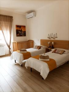 una habitación de hotel con 2 camas en una habitación en Luxury Beach House, en Torvaianica