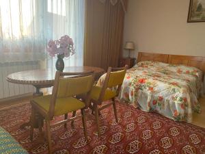 a bedroom with a table and chairs and a bed at Noclegi u Janika in Mizerna