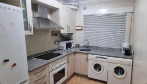 a kitchen with a washer and dryer in it at Apartamento Plasencia in Plasencia