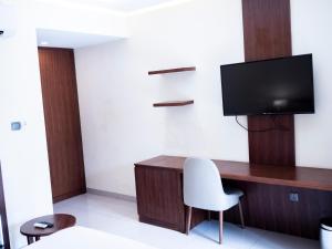 TV a/nebo společenská místnost v ubytování Grand Hotel Juba
