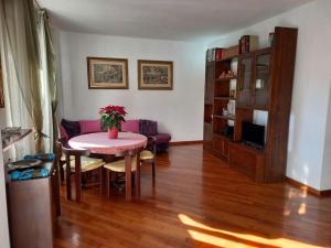 een woonkamer met een tafel en een bank bij CASA LOLA in Livorno