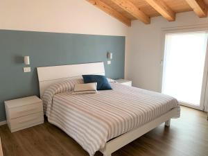 Un dormitorio con una cama con un libro. en Villavecchia, en Castegnero