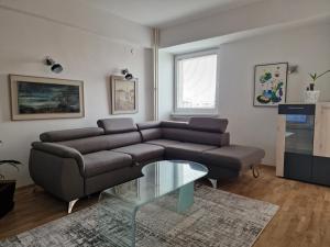 Khu vực ghế ngồi tại Fabulous family apartment, Beverly Hills Mall area