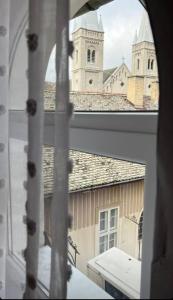 スボティツァにあるNacional 2 apartmanの窓から教会の景色を望めます。