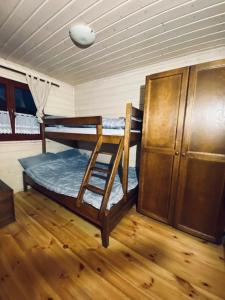 ドンプキにあるDomki Falaの二段ベッド2台とキャビネットが備わる客室です。
