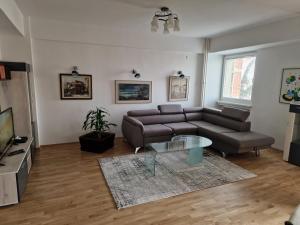 Khu vực ghế ngồi tại Fabulous family apartment, Beverly Hills Mall area