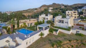 eine Luftansicht eines Hauses mit Pool in der Unterkunft Creta Vivere Villas in Agia Pelagia