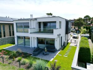 an aerial view of a house with a garden at Villa Am Meer Glowe Apartment EG in Glowe
