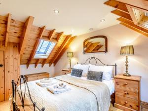 En eller flere senge i et værelse på Sir Francis Bigod - Uk31993