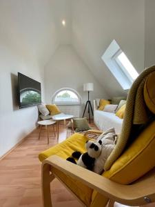 un oso panda de peluche sentado en una silla en una sala de estar en Modernes, familienfreundliches Apartment in Lübeck, en Lübeck