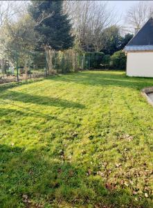 un patio con un gran césped en Ile Cigogne, en Fouesnant