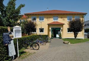 um edifício com bicicletas estacionadas em frente em Klima Hotel Europarc em Kerpen