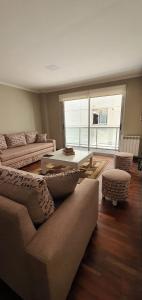 sala de estar con sofá y mesa en Departamento Caseros Desings en Salta