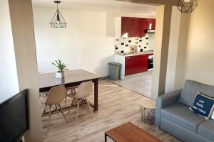 salon i kuchnia ze stołem i kanapą w obiekcie La petite Boutique Rouge w mieście Cayeux-sur-Mer