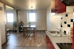 kuchnia ze stołem i jadalnią w obiekcie La petite Boutique Rouge w mieście Cayeux-sur-Mer