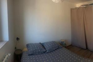 Łóżko lub łóżka w pokoju w obiekcie La petite Boutique Rouge