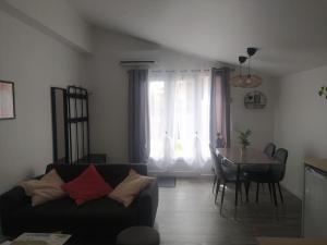 - un salon avec un canapé et une table dans l'établissement Pied à terre familial au pied du Luberon, à Mérindol