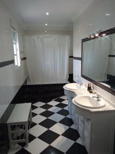 ein Badezimmer mit zwei Waschbecken und einem großen Spiegel in der Unterkunft Casa Rural El Algarrobo in Utrera