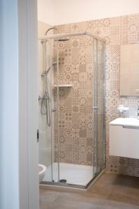 una doccia con porta in vetro in bagno di Bed and Breakfest Terra d'Arneo a Leverano