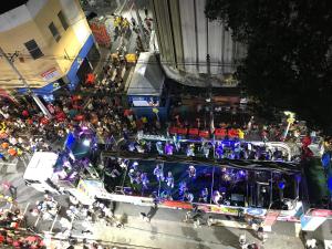 an overhead view of a performance in a crowd of people at Quartos em APART FAMILIAR no circuito do carnaval de Salvador in Salvador
