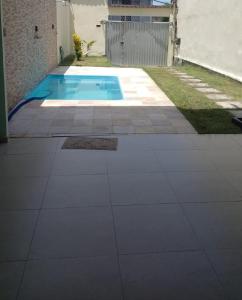 - une piscine au milieu d'une cour dans l'établissement CASA GRIEBELER, à Rio de Janeiro