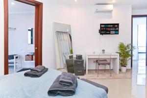 Postel nebo postele na pokoji v ubytování Luxury Villa Punta Mujeres