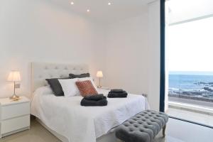 Postel nebo postele na pokoji v ubytování Luxury Villa Punta Mujeres