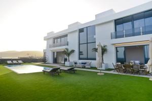 una representación de una casa con un patio verde en Luxury Villa Punta Mujeres en Punta de Mujeres