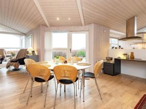 una cucina e una sala da pranzo con tavolo e sedie di Holiday home Karrebæksminde LIII a Karrebæksminde