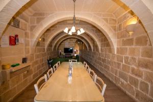 Gambar di galeri bagi Ta' Rozi 5 Bedroom Farmhouse with Private Pool di Għarb