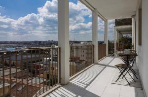 een balkon met uitzicht op de stad bij Faro exclusive suite in Bari