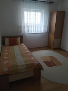 um quarto com uma cama grande e uma janela em Sobe kod bolnice Paprikovac em Banja Luka