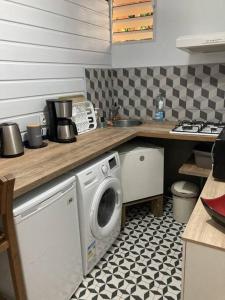 Kuchyň nebo kuchyňský kout v ubytování Agréable logement, bien situé
