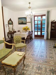 sala de estar con mesa, sillas y lámpara de araña en B&B Villa Diana en Ancona