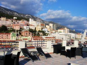 - une vue sur une ville avec des chaises et des bâtiments dans l'établissement Hotel Restaurant Forum, à Beausoleil