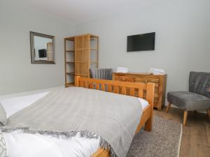 Schlafzimmer mit einem Bett, einem Schreibtisch und einem Stuhl in der Unterkunft Birch House in Corsham