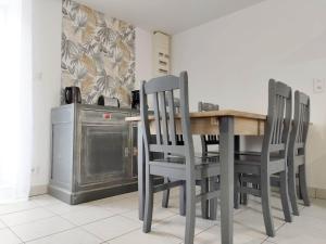 Saint-Michel-Mont-MercureにあるGîte de l'Archangeのキッチン(木製テーブル、椅子4脚付)