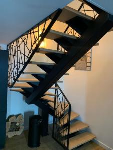 una escalera de caracol negra en una habitación con pared en BURON FRANCk, en Aubrac