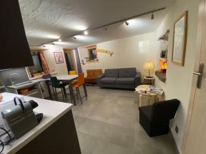 Kuchyň nebo kuchyňský kout v ubytování Dans hameau, près des pistes logement de plein pied au calme + 9 fotografií