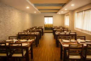 A restaurant or other place to eat at Serene Sriperumbudur