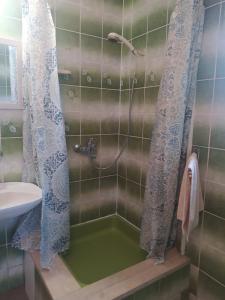 uma casa de banho com uma banheira com um lavatório e um chuveiro em Sobe kod bolnice Paprikovac em Banja Luka