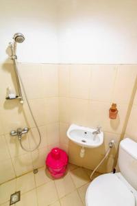 uma casa de banho com um chuveiro, um WC e um lavatório. em Cozy 2 Bedroom Apartemen Pavilion Permata em Dukuhpakis